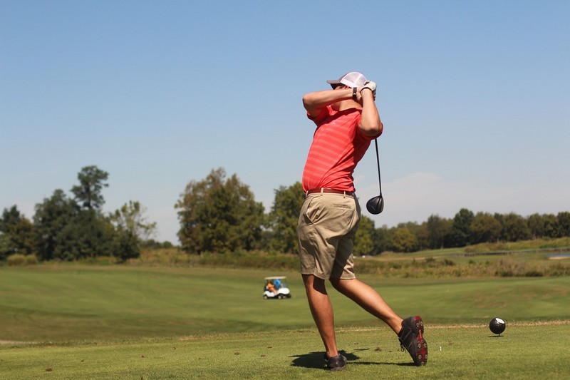 golfeur qui s'entraine